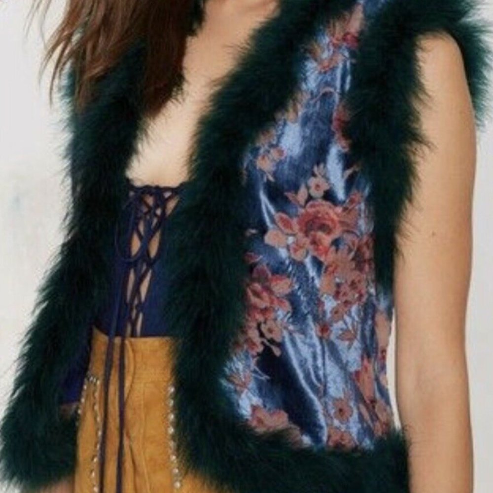 LINE & DOT (NASTYGAL) FLORAL + FEATHERY VEST